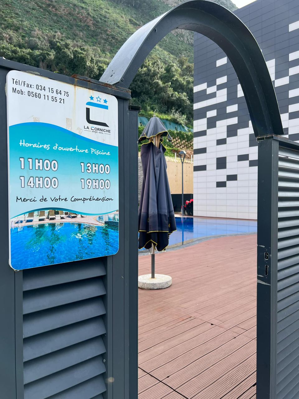 Transats autour de la piscine